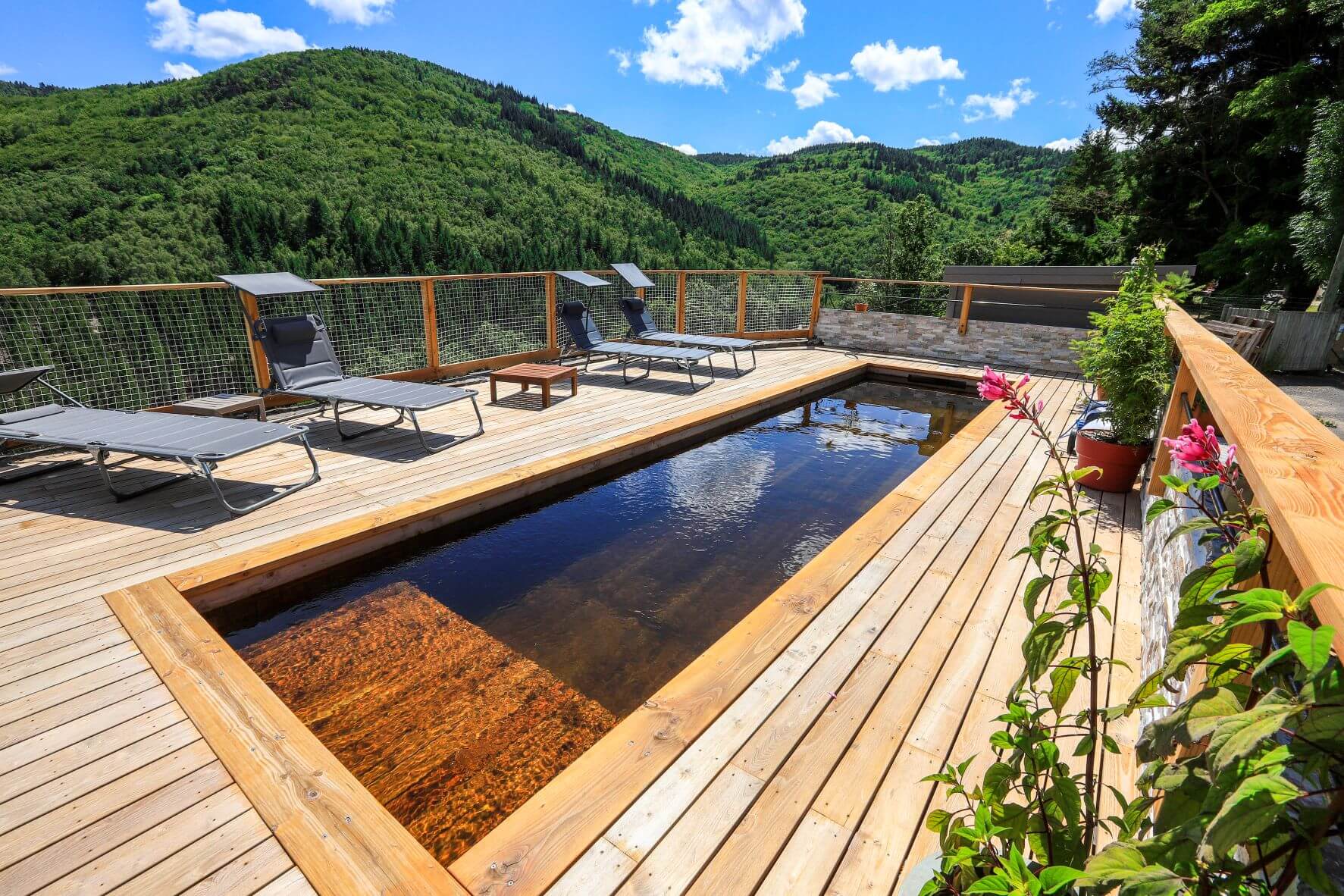 Lire la suite à propos de l’article Adopter un couloir de nage chez soi : sublimer votre espace jardin et votre maison