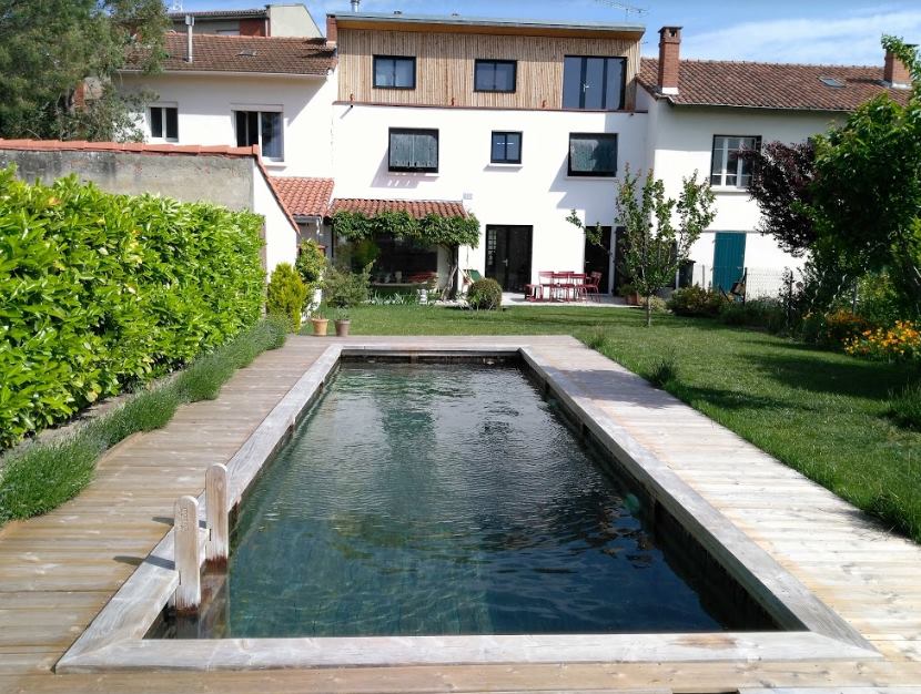 Lire la suite à propos de l’article Quels sont les avantages de posséder une piscine écologique sans plante et avec un bassin en bois massif immergé ?